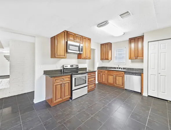 $2,095 | 817 Willow Creek Drive, La Porte, TX 77571