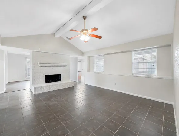 $2,095 | 817 Willow Creek Drive, La Porte, TX 77571