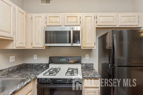 $3,500 | 68 Franklin School Way, Metuchen, NJ 08840