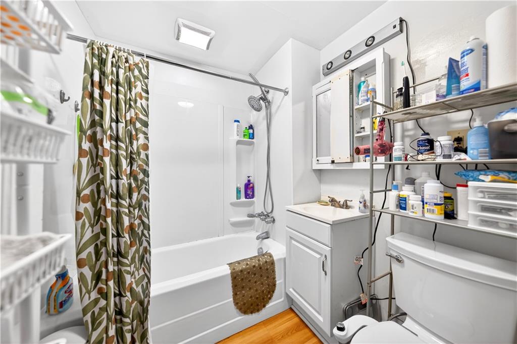 708 Seavey Road Pittsburgh, PA 15209 - Photo 12 of 29 1st Flr Apartment Bathroom