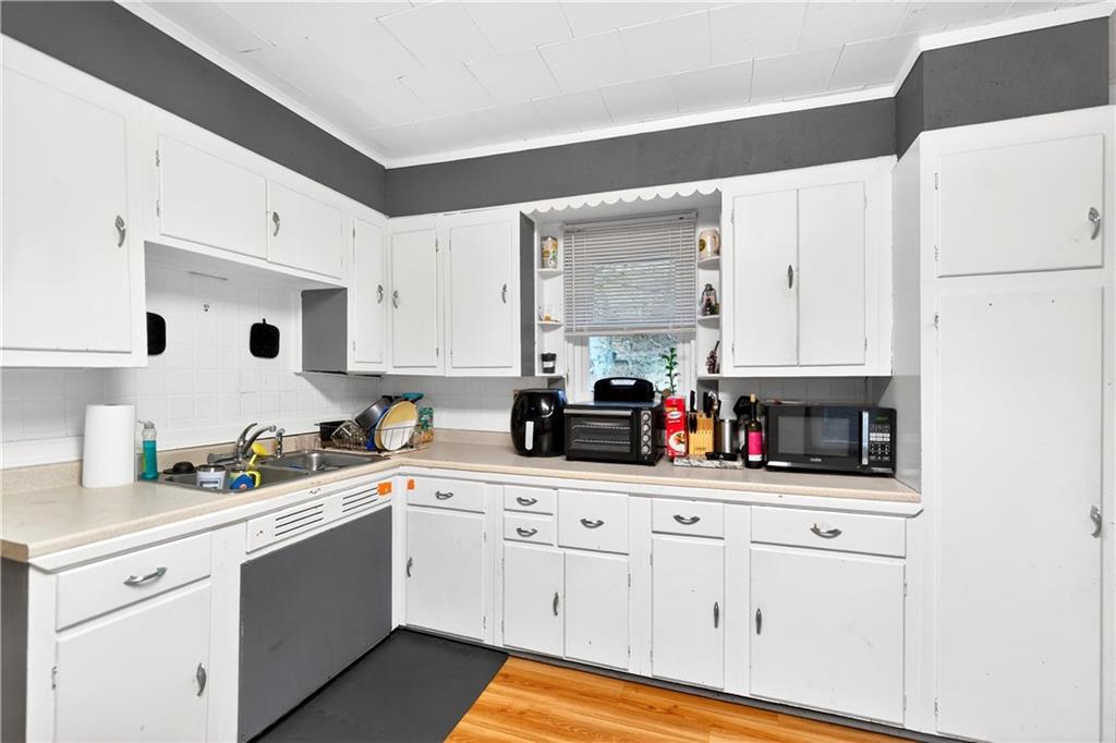 708 Seavey Road Pittsburgh, PA 15209 - Photo 17 of 29 2nd Flr Kitchen