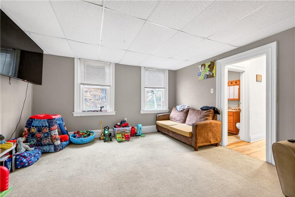 708 Seavey Road Pittsburgh, PA 15209 - Photo 20 of 29 2nd Flr living room