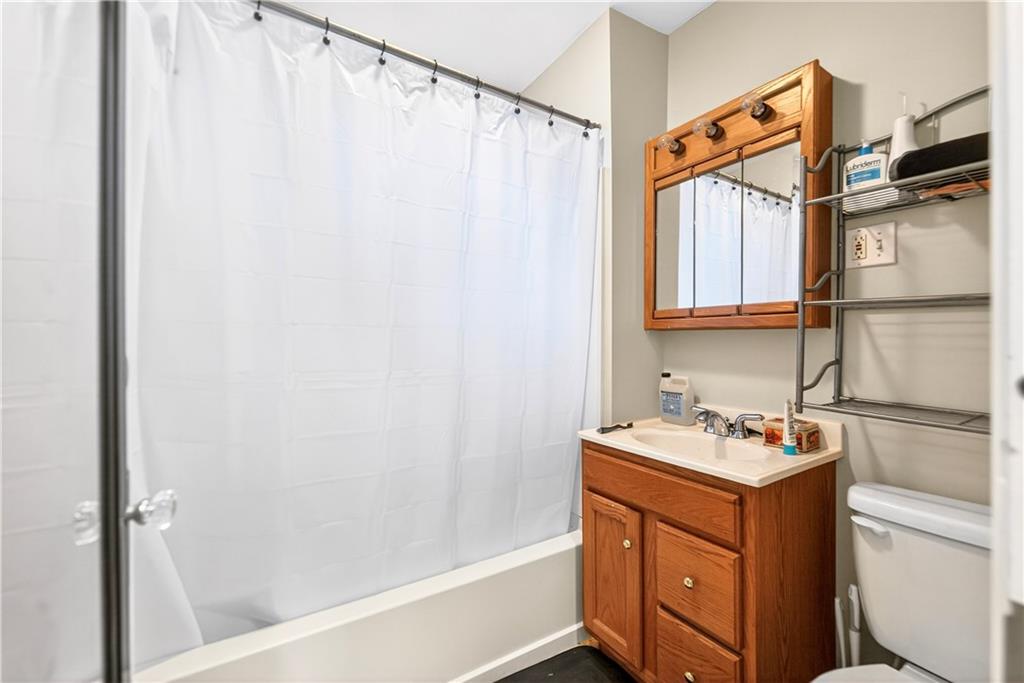 708 Seavey Road Pittsburgh, PA 15209 - Photo 21 of 29 2nd flr Apartment full bath