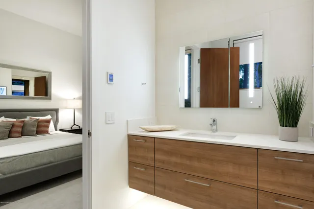 a en suite bathroom with a double vanity sink and mirror