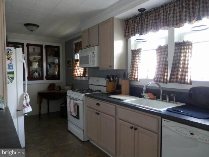 402 Cleveland Avenue Riverside, NJ 08075 - Photo 5 of 15 Kitchen