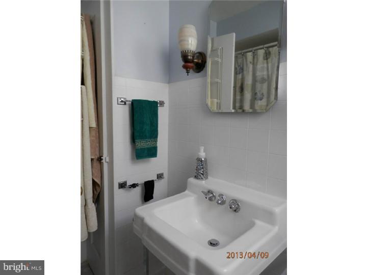 402 Cleveland Avenue Riverside, NJ 08075 - Photo 8 of 15 Bathroom