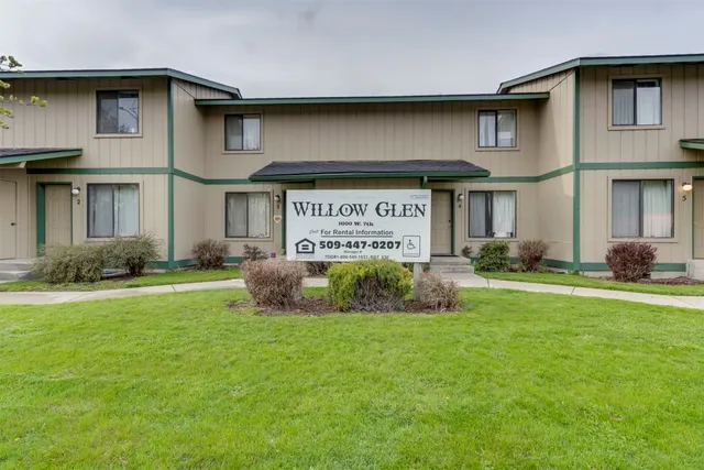 a view of an house with backyard and outdoor kitchen