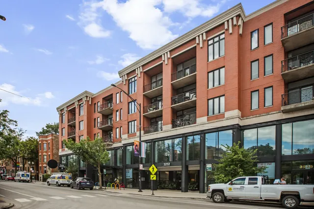 $399,900 | 3232 North Halsted Street, Unit H206, Chicago, IL 60657