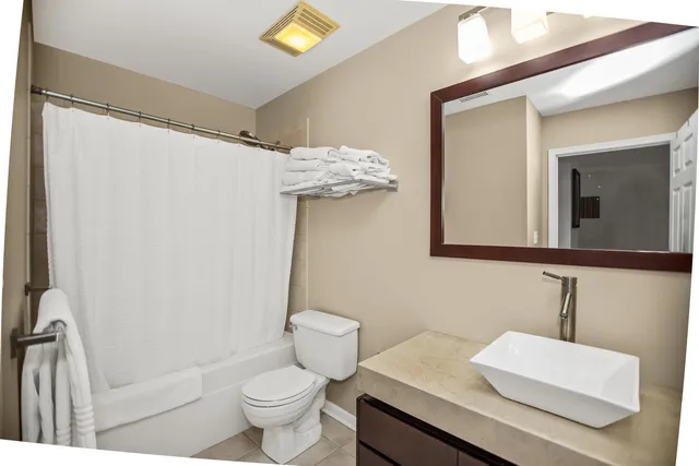 $399,900 | 3232 North Halsted Street, Unit H206, Chicago, IL 60657