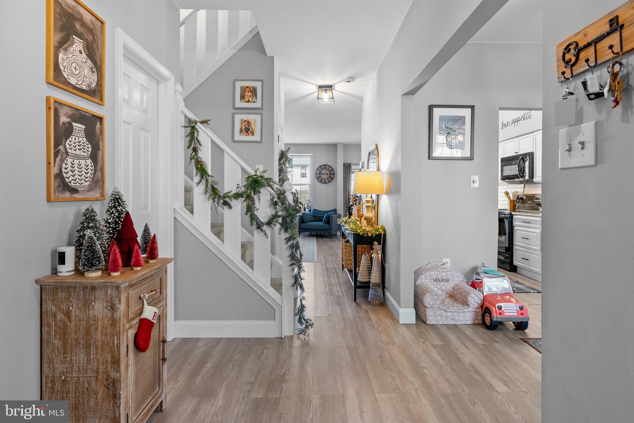 39 Country Road Perkasie, PA 18944 - Photo 4 of 23 Gorgeous flooring and neutral paint