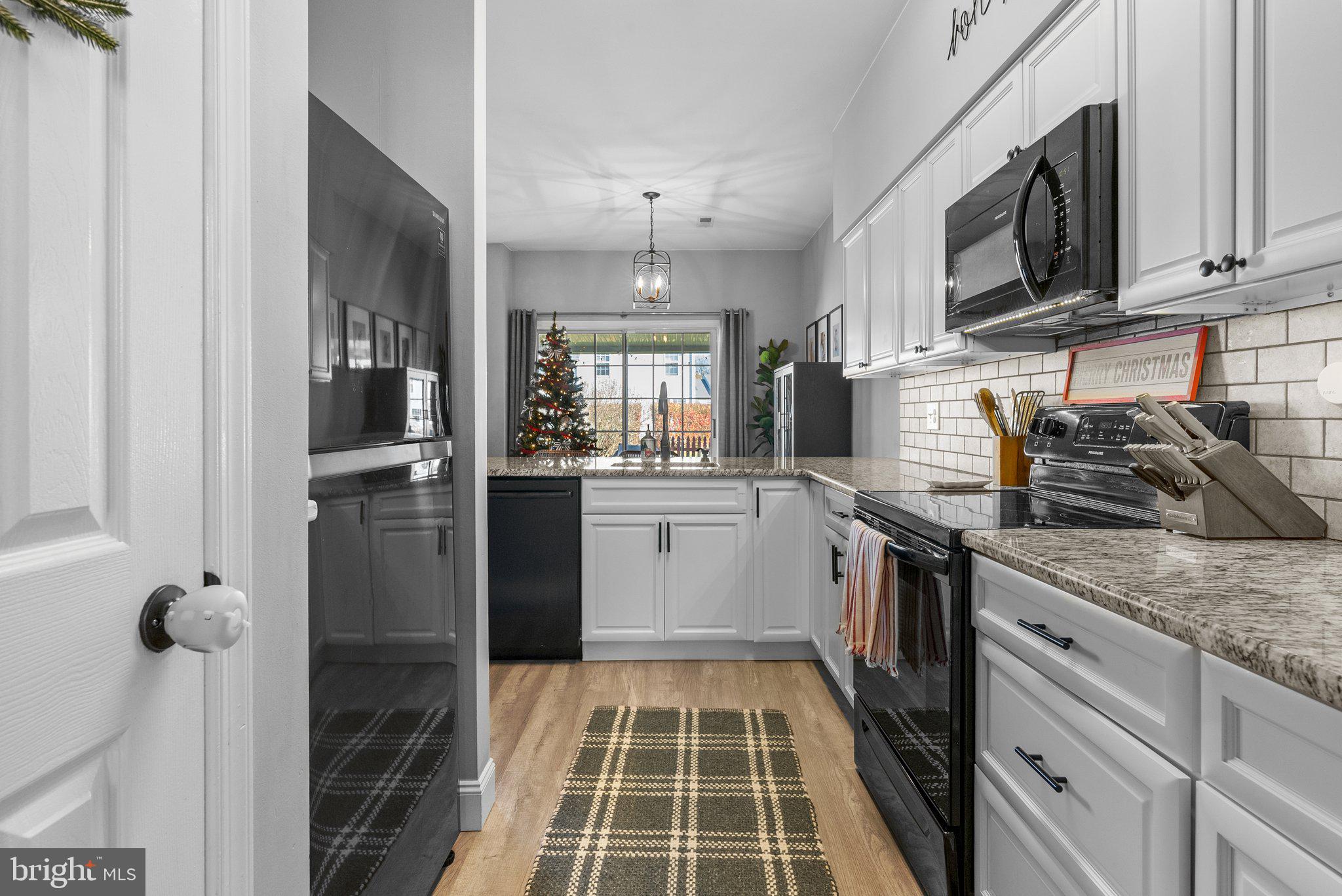 39 Country Road Perkasie, PA 18944 - Photo 8 of 23 Custom cabinetry