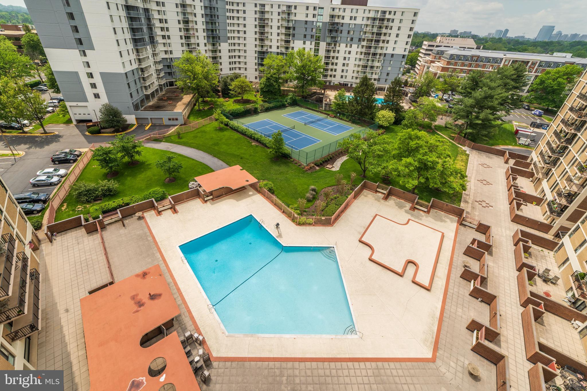 6800 Fleetwood Road, Unit 720 McLean, VA 22101 - Photo 25 of 28 Pool