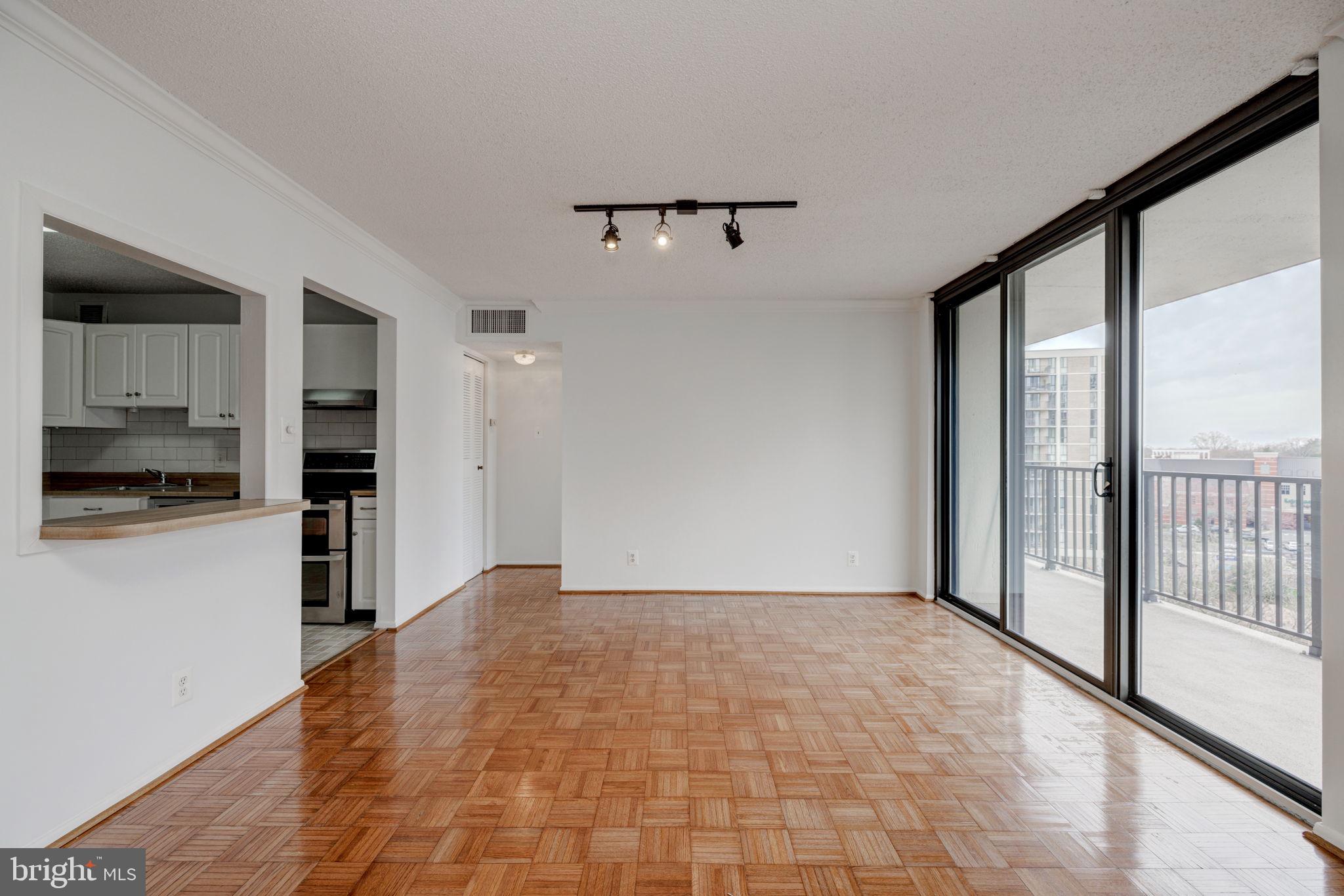 6800 Fleetwood Road, Unit 720 McLean, VA 22101 - Photo 7 of 28 Dining Area w/ access to double balcony