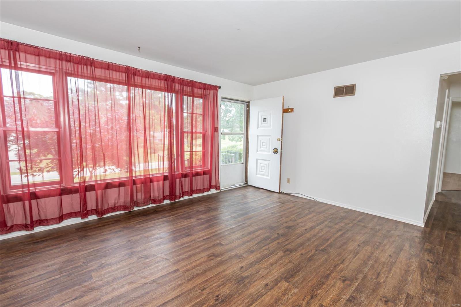 147 Susan Road St. Louis, MO 63129 - Photo 3 of 19