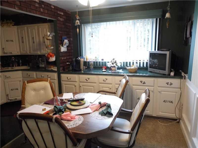 Dining Room. DINING AREA OFF KITCEHN - DON T MISS THE LARGE COUNTER SPACE WITH EXTRA CABINETS.