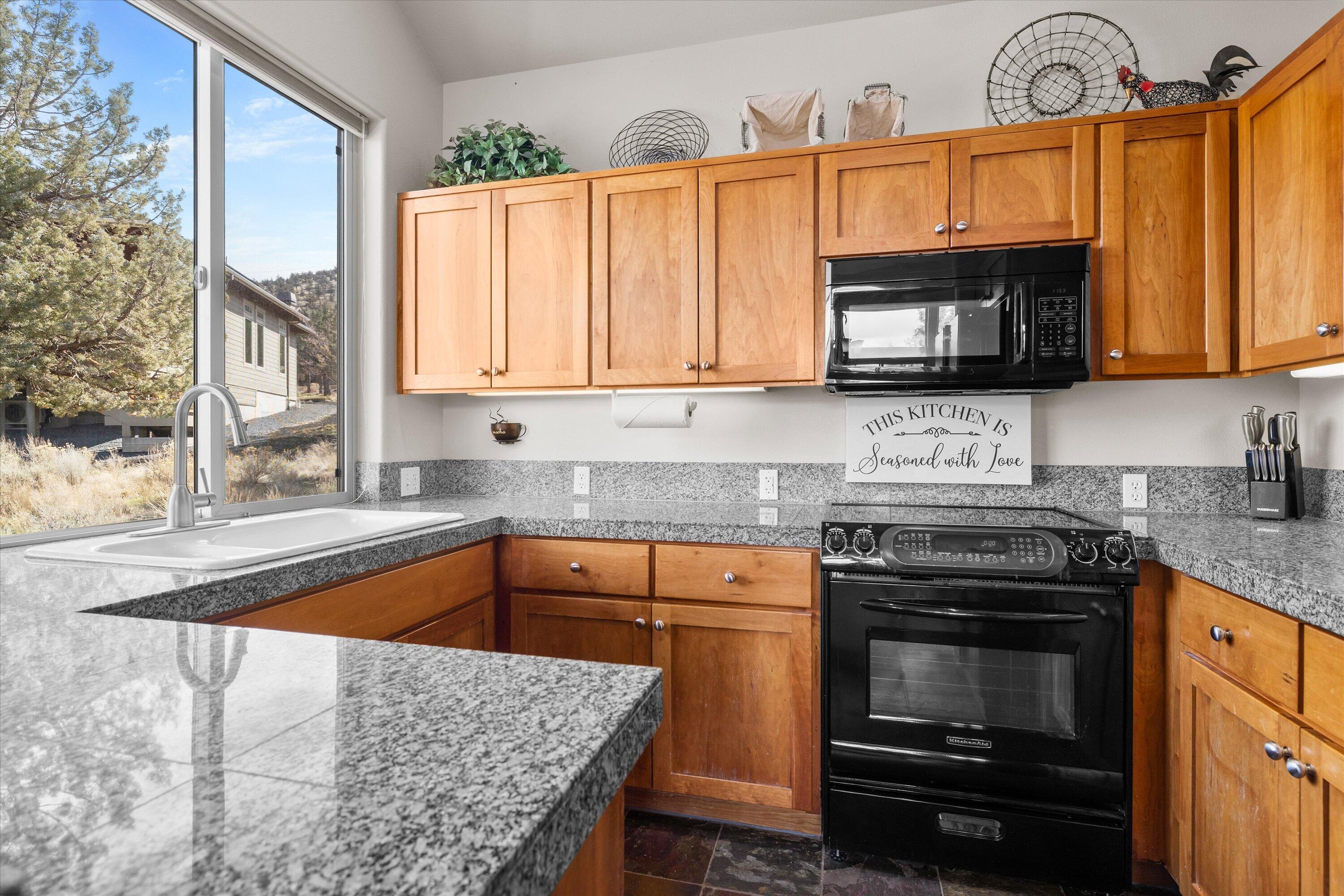 10879 Village Loop Redmond, OR 97756 - Photo 11 of 37 Kitchen