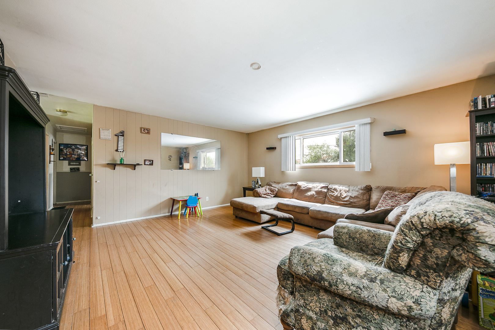 192 South Pinecrest Road Bolingbrook, IL 60440 - Photo 6 of 21 a living room with furniture and a wooden floor