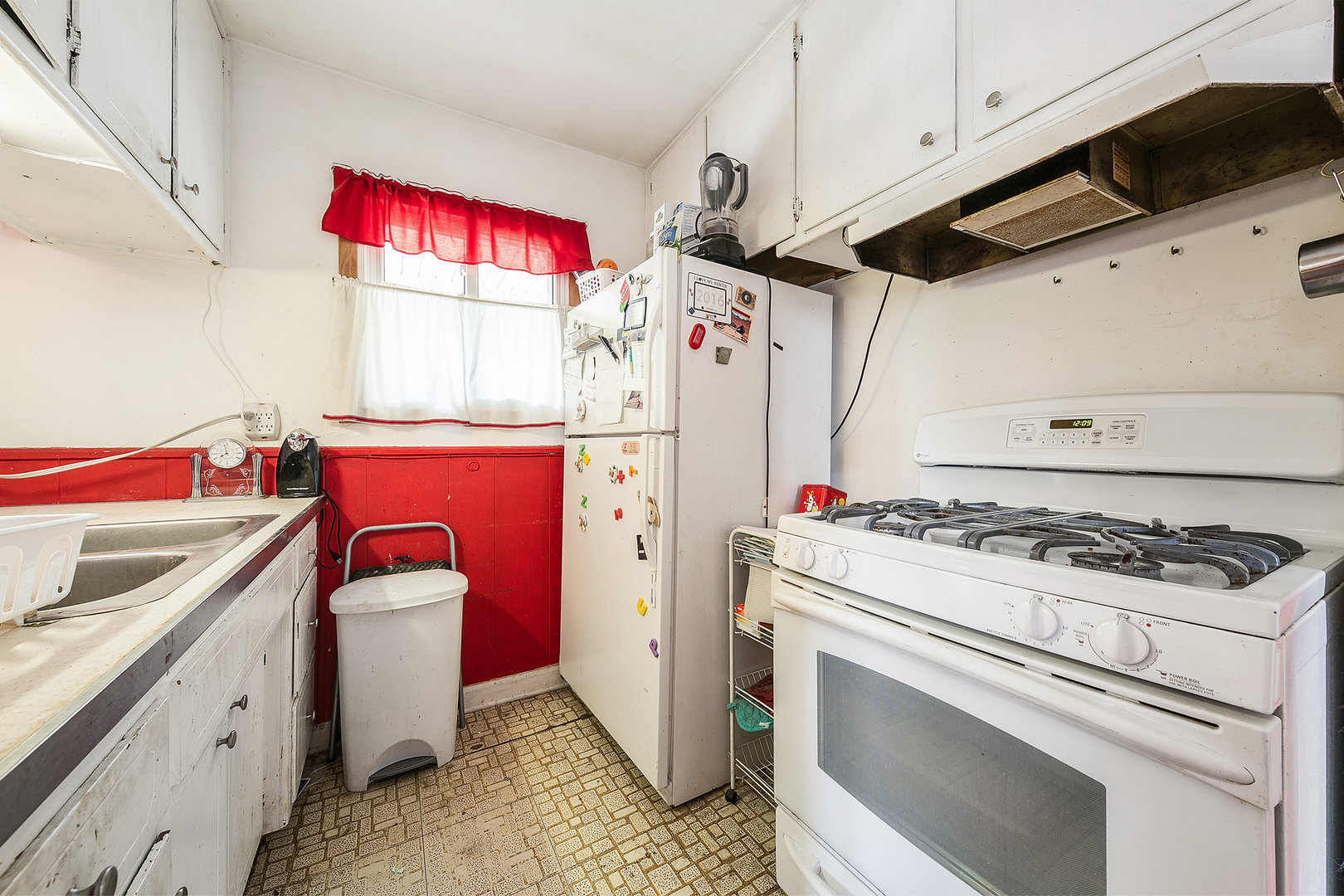 192 South Pinecrest Road Bolingbrook, IL 60440 - Photo 9 of 21 a utility room with dryer and washer