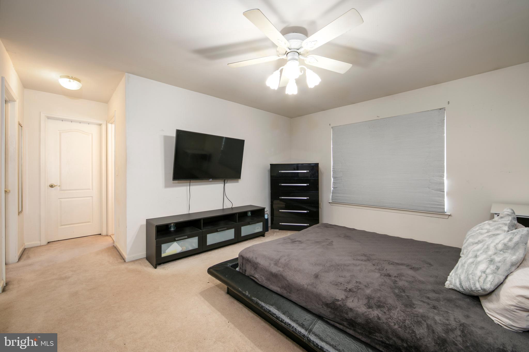 342 Huntington Drive Delran, NJ 08075 - Photo 23 of 45 a living room with furniture and a flat screen tv
