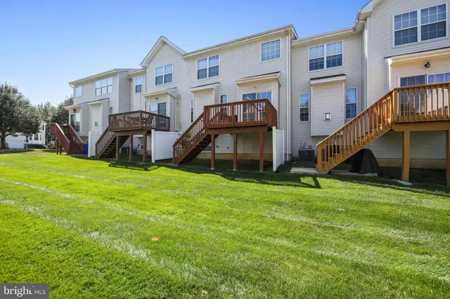 a view of a house with backyard and porch