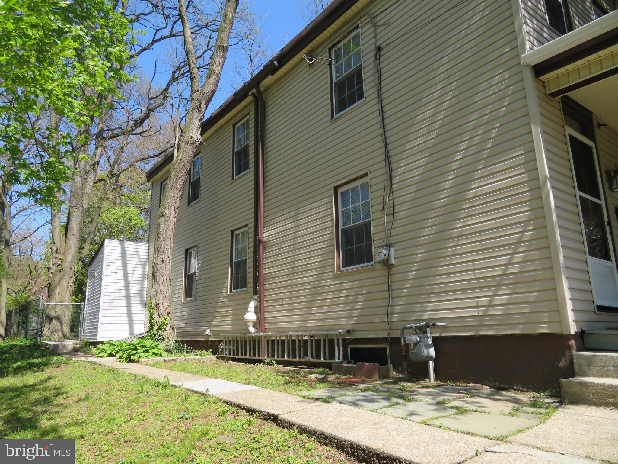 Side view, nice vinyl siding.