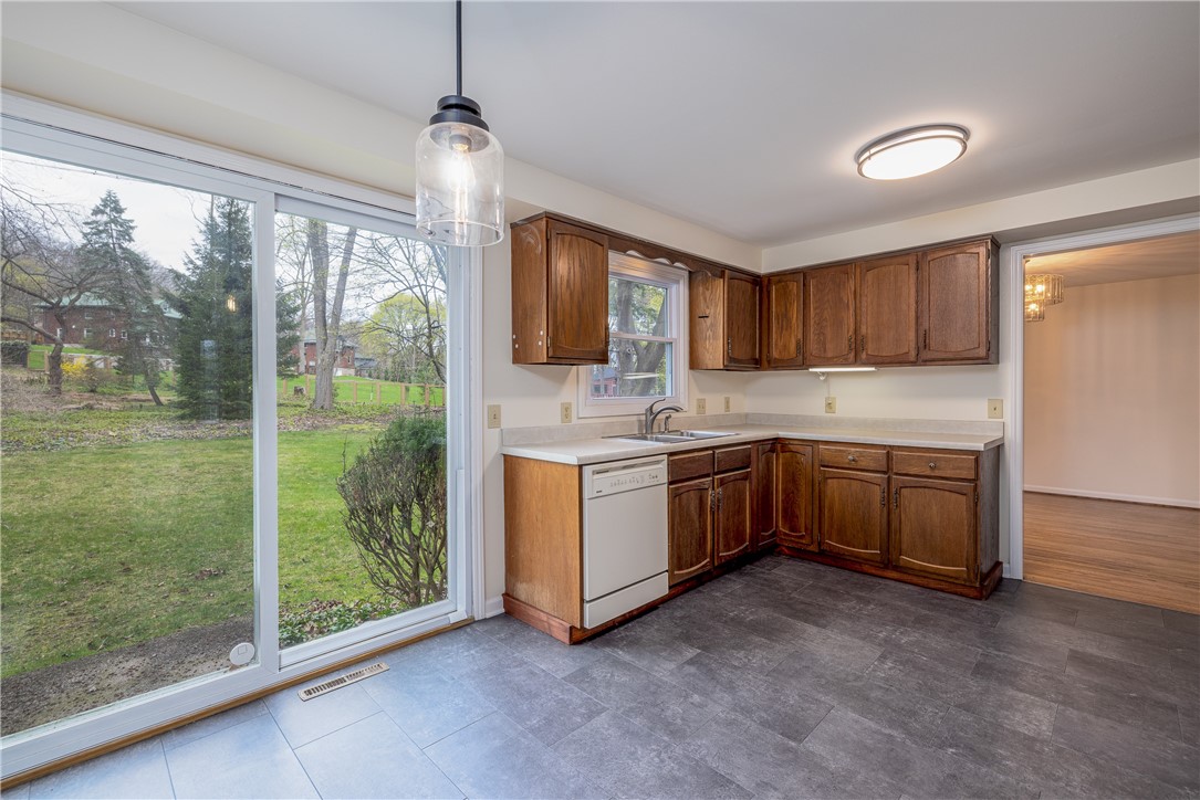 75 Parkwood Avenue Rochester, NY 14620 - Photo 7 of 28