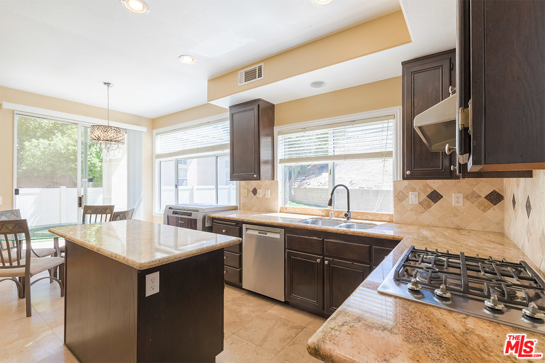 16286 Bright Morning Court Riverside, CA 92503 - Photo 8 of 35 Gallery Image 8