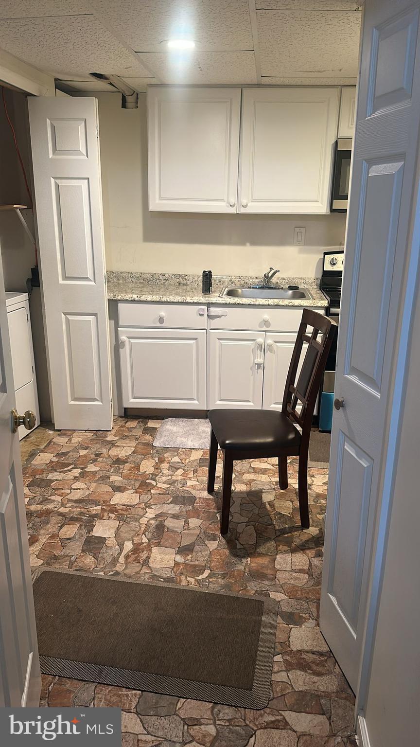 6172 Morning Glory Road Alexandria, VA 22310 - Photo 5 of 6 a view of kitchen with sink and refrigerator