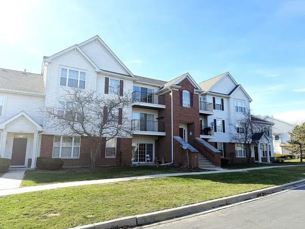 $325,000 | 680 Mill Circle, Unit 203, Wheeling, IL 60090