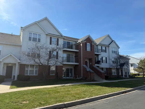 $325,000 | 680 Mill Circle, Unit 203, Wheeling, IL 60090
