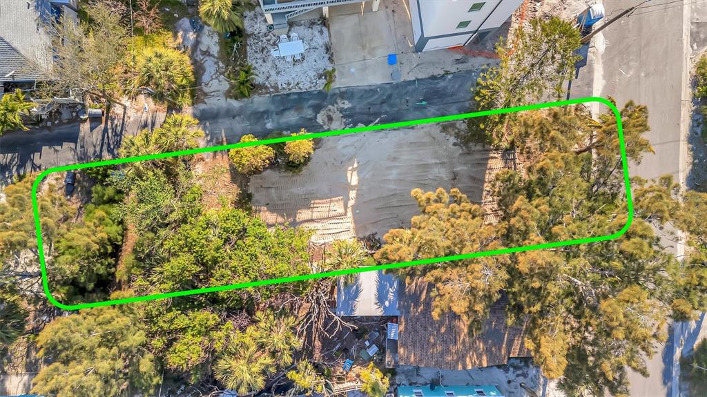 109 125th Avenue Treasure Island, FL 33706 - Photo 3 of 46 a bunch of flowers in front of a house