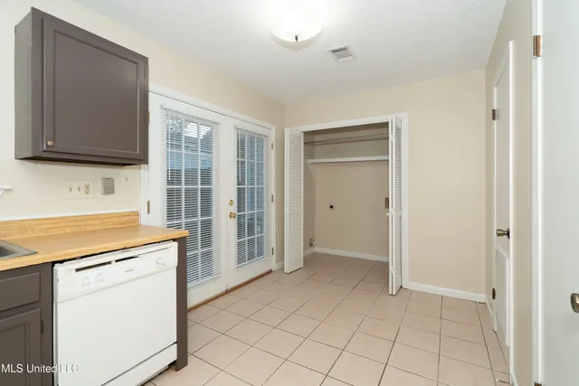 $1,200 | 20111 Daugherty Road, Unit A, Long Beach, MS 39560