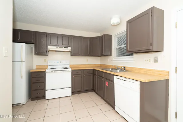 $1,200 | 20111 Daugherty Road, Unit A, Long Beach, MS 39560