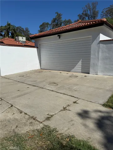 a view of back yard of the house