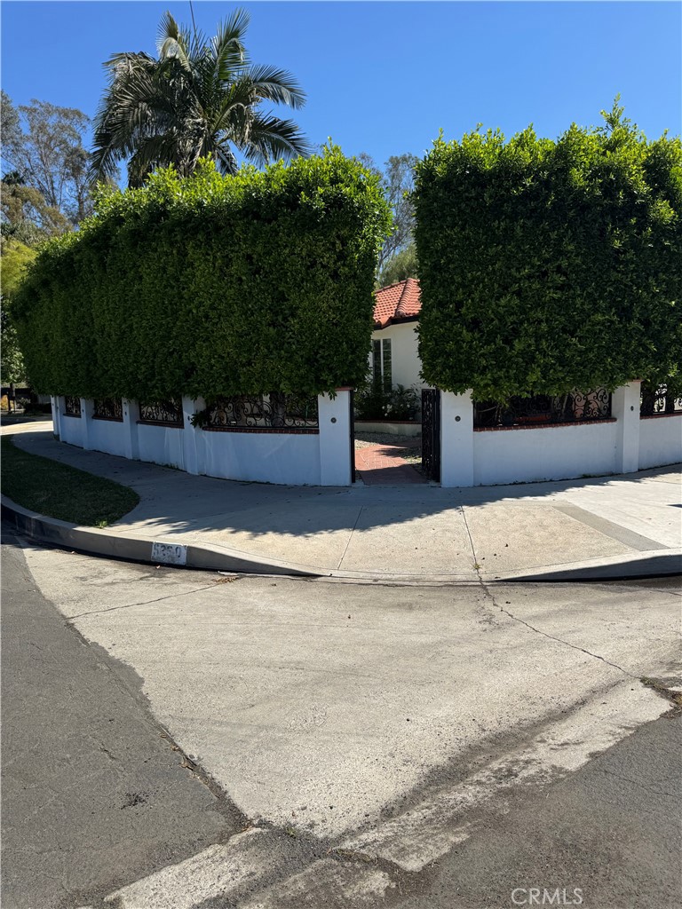 5230 Seville Avenue Encino, CA 91316 - Photo 3 of 61