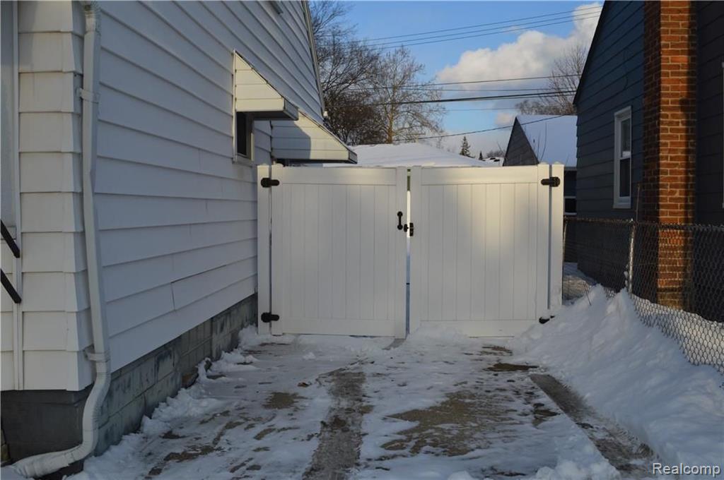 2804 Crooks Road Royal Oak, MI 48073 - Photo 4 of 42