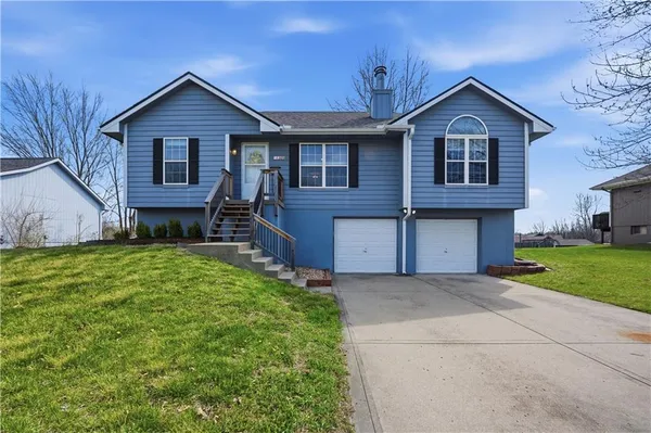 $318,000 | 1305 Stonecrest Drive, Kearney, MO 64060