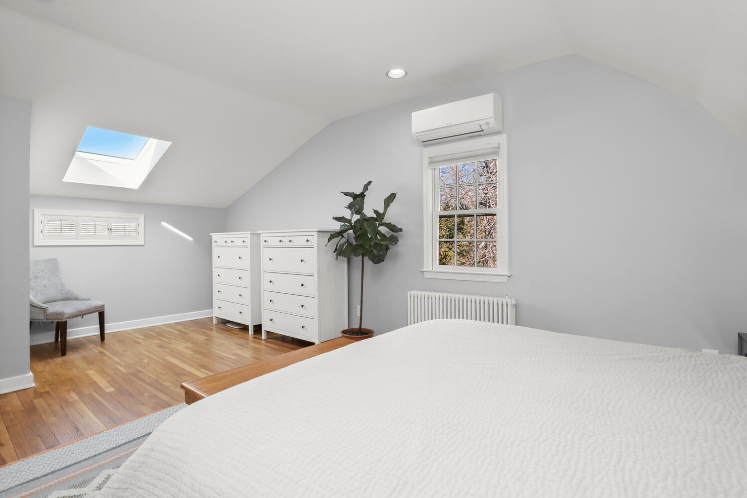 197 Hollow Tree Ridge Road Darien, CT 06820 - Photo 13 of 24 a bedroom with a large bed and a window