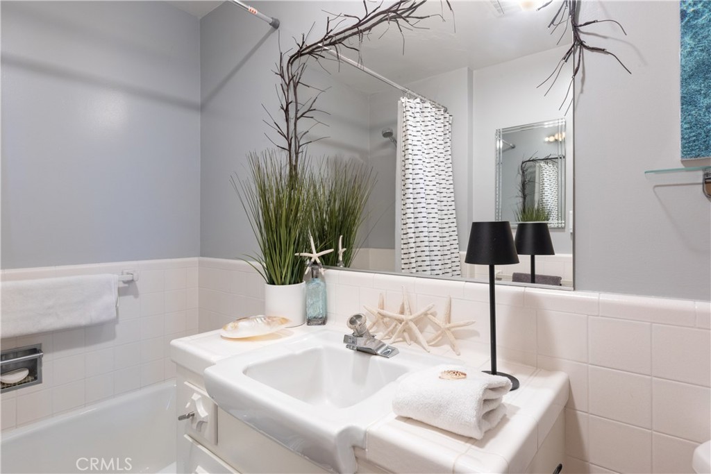 2772 2nd Street, Unit 2G Long Beach, CA 90803 - Photo 20 of 53 a bathroom with a bathtub and a sink