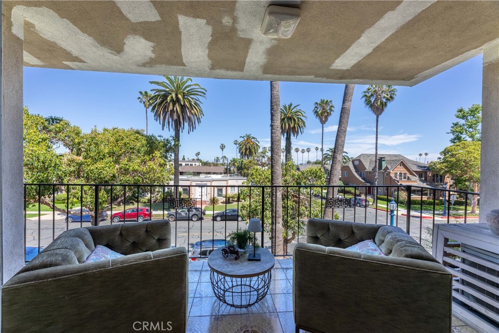 2772 2nd Street, Unit 2G Long Beach, CA 90803 - Photo 28 of 53 a living room with furniture and a potted plant
