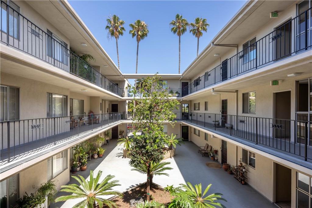 2772 2nd Street, Unit 2G Long Beach, CA 90803 - Photo 30 of 53 a view of an buildings from a balcony