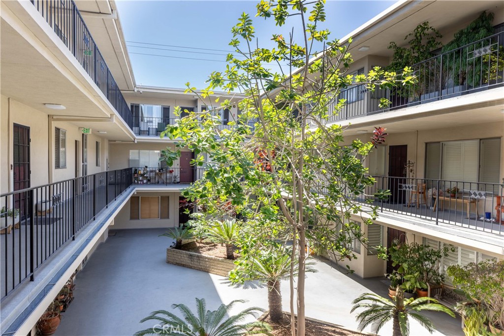 2772 2nd Street, Unit 2G Long Beach, CA 90803 - Photo 31 of 53 a view of a house with balcony and garden