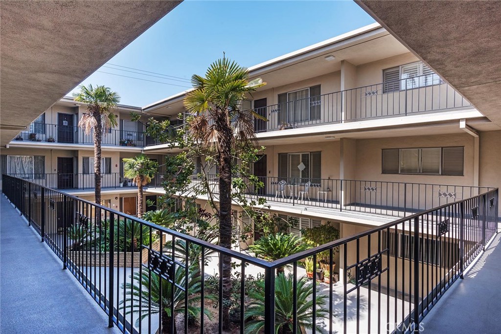 2772 2nd Street, Unit 2G Long Beach, CA 90803 - Photo 33 of 53 a view of a house with wooden fence