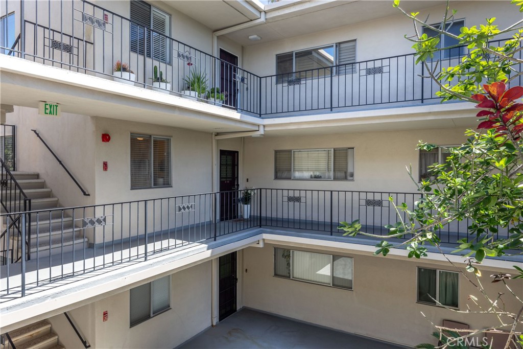2772 2nd Street, Unit 2G Long Beach, CA 90803 - Photo 34 of 53 a view of backyard with barbeque grill and outdoor seating