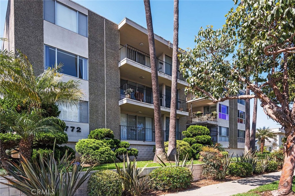 2772 2nd Street, Unit 2G Long Beach, CA 90803 - Photo 47 of 53 a view of a building with a tree and flower plants
