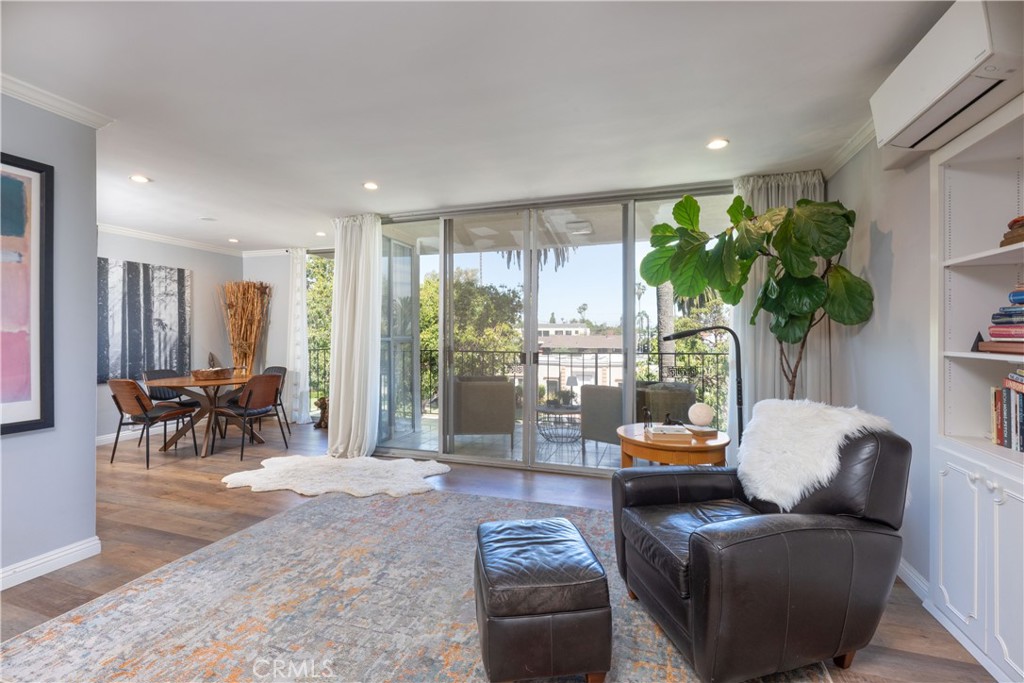 2772 2nd Street, Unit 2G Long Beach, CA 90803 - Photo 5 of 53 a living room with furniture and a potted plant