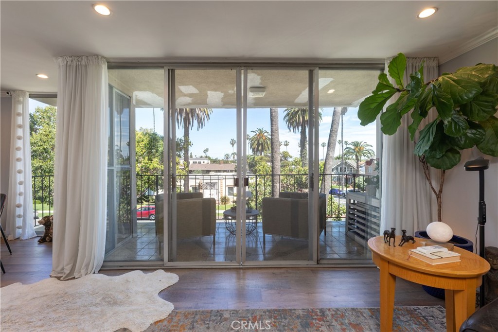 2772 2nd Street, Unit 2G Long Beach, CA 90803 - Photo 6 of 53 a living room with furniture