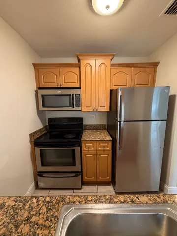 $2,100 | 6043 10th Avenue North, Unit 231, Greenacres, FL 33463