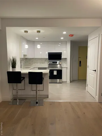 $439,000 | 52-16 Roosevelt Avenue, Unit 3A | Woodside