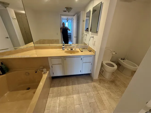 $2,950 | 1717 North Bayshore Drive, Unit A1639, Miami, FL 33132